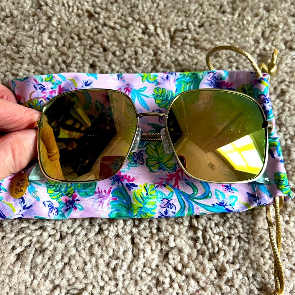 Beautiful Lilly Pulitzer mirror gold sunglasses